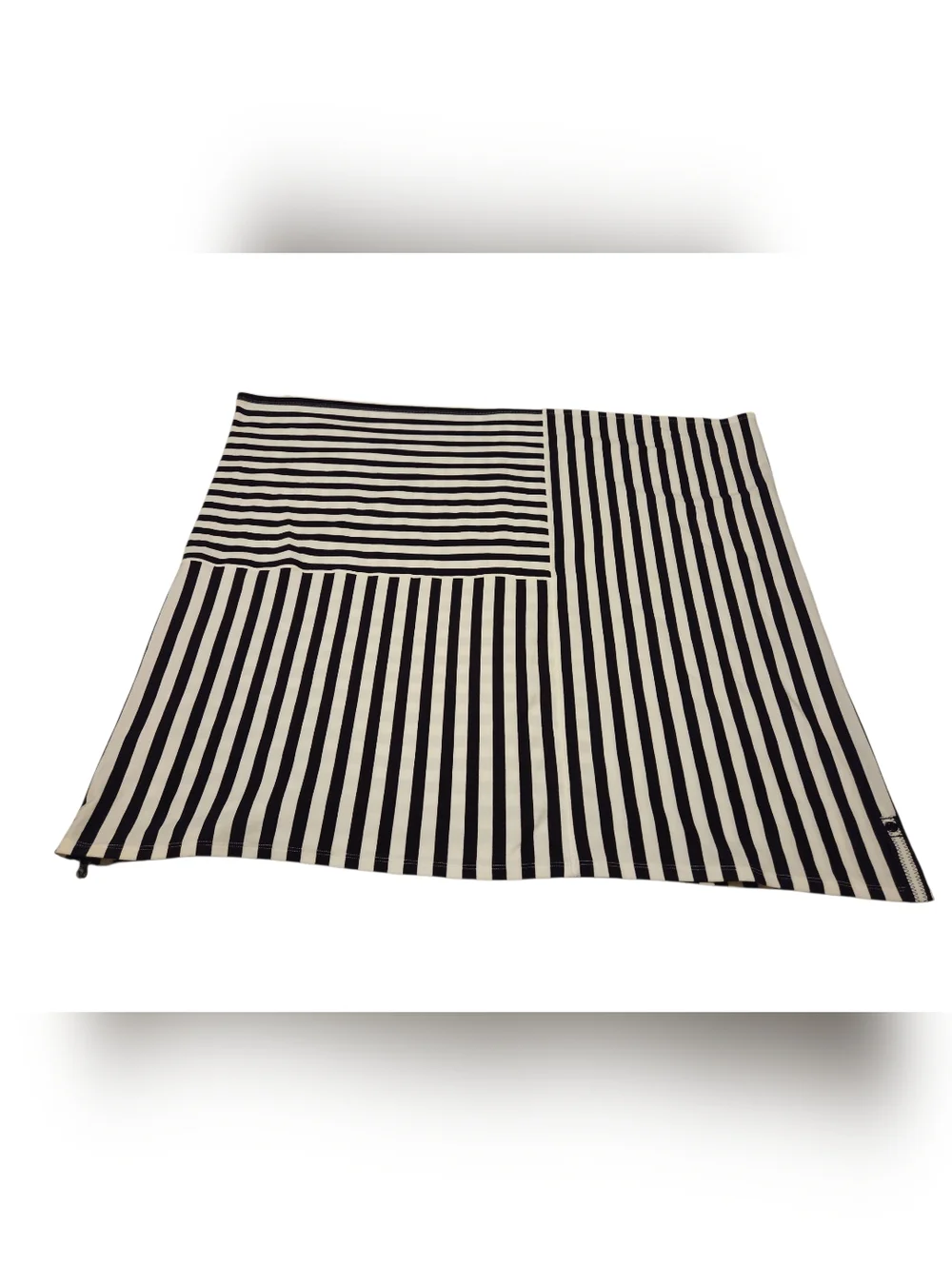 Women’s O/S Lululemon Apex Black/White Stripe With Gold Zip Vinyasa Scarf